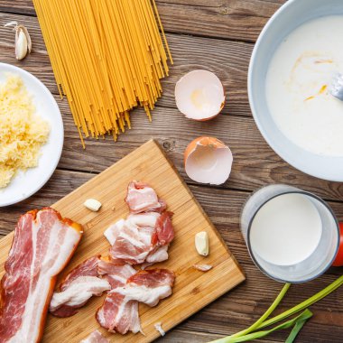 Ahşap masada makarna ürünleri fotoğrafı.