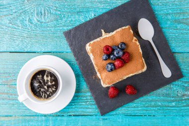 Ahududu ve yaban mersinli tiramisu keki. Ev yapımı tiramisu tatlısı. Geleneksel İtalyan mutfağı