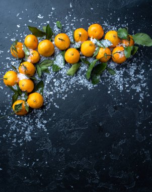 Siyah masada karlı mandalina fotoğrafı.