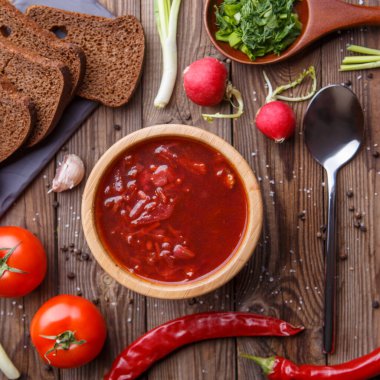 Pancar çorbası sebzeli ahşap masa üzerinde ahşap plaka. Borch, geleneksel Rus yemekleri