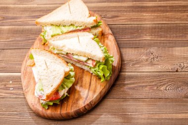 Kesme tahtasında taze sebzeli kürdanlı kanepe.