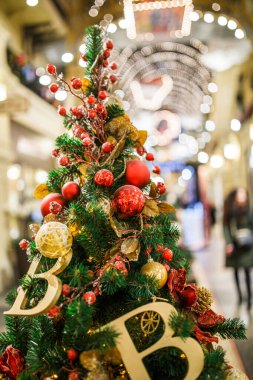 Dekorasyonlu Noel ağacı fotoğrafı bulanık arkaplanda.