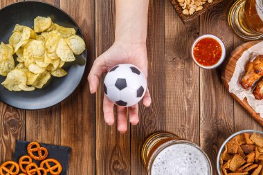 Hayranların ahşap masasının fotoğrafı, futbol, bira, top, atıştırmalıklar...