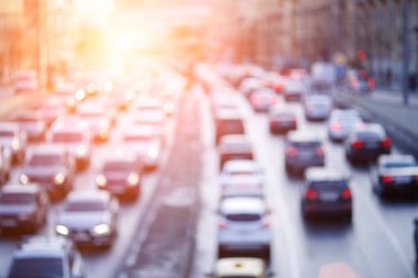 Bulanık şehir yolu ve sabah hareket halindeki arabalar.