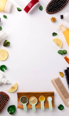 Beyaz masada saç bakımı için bir sürü doğal kozmetik ürünü var. Üst görünüm