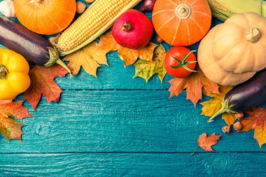 Sonbahar sebzeli mavi ahşap masa, yazıtlar için yer var.