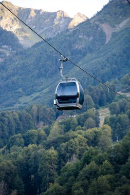 Bir fünikülerin yaz günü dağ tepelerinde çekilmiş fotoğrafı.