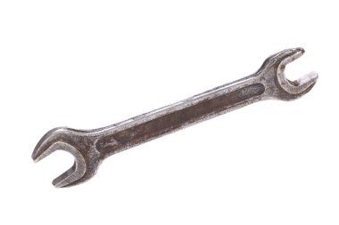 Demir anahtarın beyaz boş arkaplanda yakın plan fotoğrafı