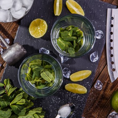 Kırsal ahşap arka planda mojito kokteyli için malzemeler, siyah taş tahta