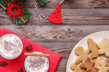 Yumurta çevirmeli yeni yıl, masada çatal bıçaklı kurabiyeler, ağaç dalları.