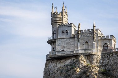 Karadeniz üzerindeki kayanın üzerindeki dekoratif Neo-Gotik şato 