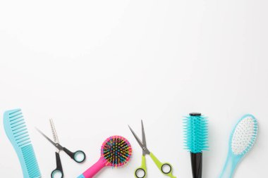 Beyaz arkaplanda izole edilmiş tarak ve makas fotoğrafı. Metin için yer