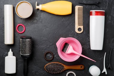 Siyah boş arkaplanda kuaför aksesuarlarının resmi