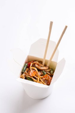 Beyaz izole arka planda çubuklu erişteler