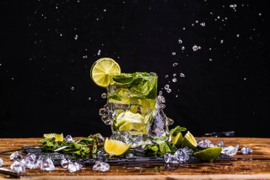 Masada limonlu, buzlu mojito fotoğrafı.