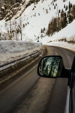 Yılan tepesi boyunca arabayla seyahat et. Dolomitler Alpler, İtalya