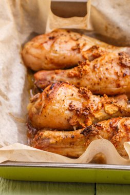 Beyaz masadaki balmumu kağıdında hazır kümes hayvanları