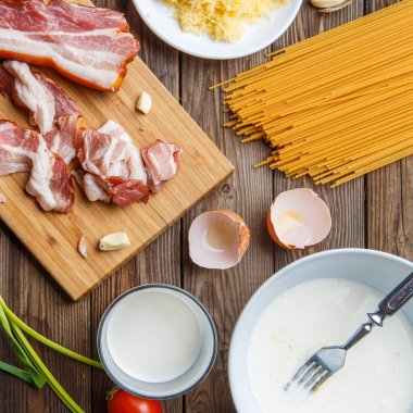 Kahverengi ahşap masada makarna hazırlıyorum.