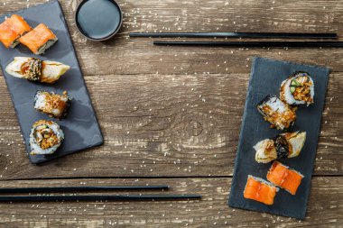 Japon deniz ürünleri suşi, rulo ve iki tabak için çubuk