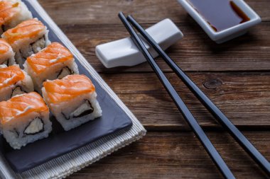 Geleneksel Japon temalı, somon balıklı leziz taze rulo.