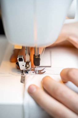 Closeup dikiş makinesi ve giyim öğesi. İğne işi ve terzilik için kavram