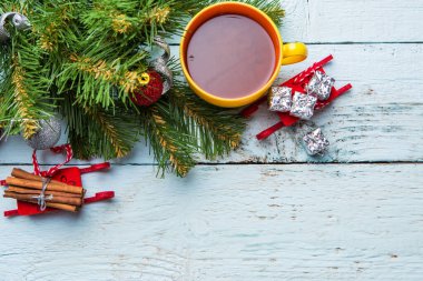 Bir fincan kakao, noel ağacı ve beyaz tahta masalarda oyuncaklarla tatil geçmişi. Yukarıdan görüntüle