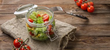 Sebze salatalı ahşap masa fotoğrafı.