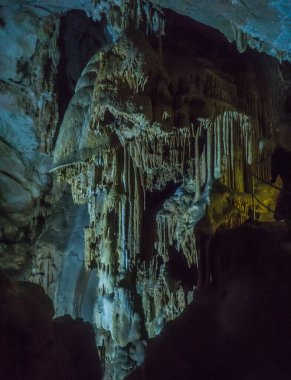 Çözümsel karst mağarasında mağaralar. Emine-Bair-Khosar, Chather-Dag, Kırım