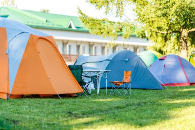 Kamp alanı, güzel doğal bir yer, akşam üstü.