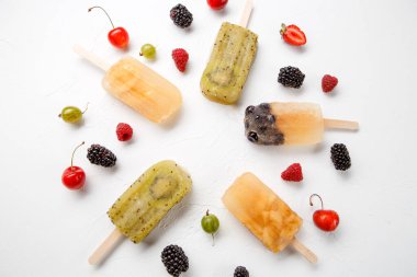 Yukarıdan görüntü: Böğürtlen, böğürtlen, böğürtlen, kiraz beyaz arka planda.