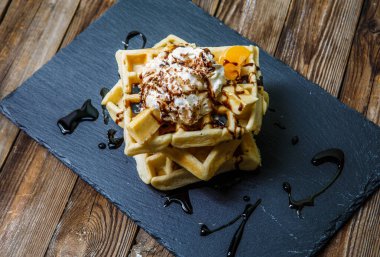 Viyana waffleları, çikolatalı, mandalinli ve dondurmalı.