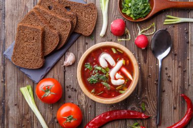 Pancar çorbası sebzeli ahşap masa üzerinde ahşap plaka. Borch, geleneksel Rus yemekleri