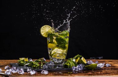 Limonlu mojito, siyah zemin buzlu.