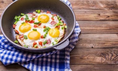 Tavada yumurta, domates ve taze soğan. Kahvaltıda. Sağlıklı yemek..