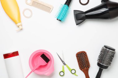 Kuaför, saç kurutma makinesi, tarak ve temiz beyaz arka planda bulunan bantların aksesuarları. Metin için boş boşluk