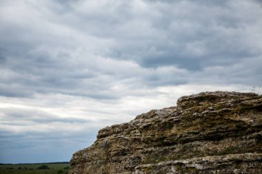 Kasvetli bulutlu akşam gökyüzü olan uçurumların fotoğrafı