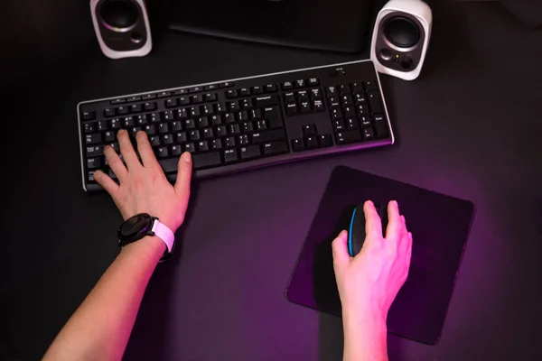 Mãos Femininas Jogando Jogo Computador Com Mouse Teclado Conceito Espaço — Fotografia de Stock