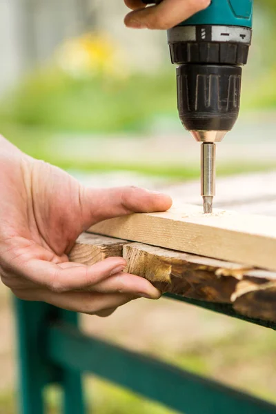 Een Man Met Een Elektrische Schroevendraaier Diy Concept — Stockfoto