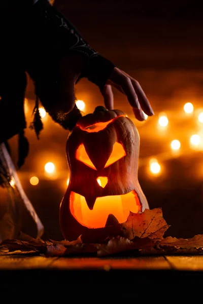 Foto Von Halloween Kürbis Geschnitten Form Von Gesicht Mit Hexenhand — Stockfoto