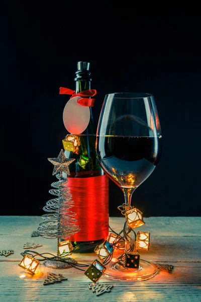 Szilveszteri Kép Üveg Piros Szalaggal Karácsonyfa Játékok Borospohár Sötét Háttérrel — Stock Fotó
