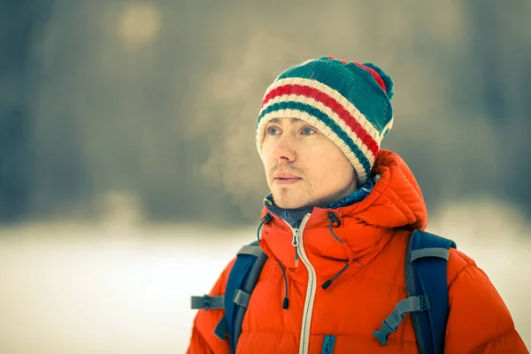 Porträtt Man Hatt Med Ryggsäck Vintern Parken — Stockfoto