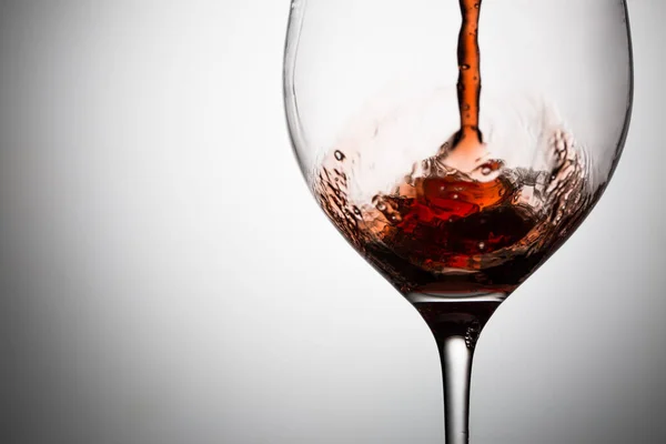 赤ワインはワイングラスの壁に注がれる テキストのためのスペースとイメージ — ストック写真
