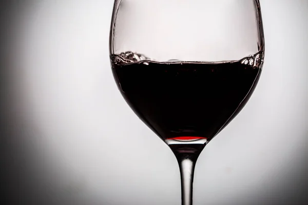 Vinho Tinto Escuro Copo Encheu Metade Imagem Sobre Fundo Cinza — Fotografia de Stock