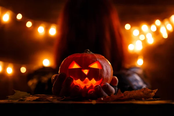 Foto Einer Hexe Mit Langen Haaren Die Hintergrund Einen Halloween — Stockfoto
