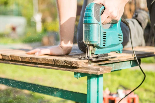 Foto Trabalhador Com Quebra Cabeça Elétrico Parque — Fotografia de Stock