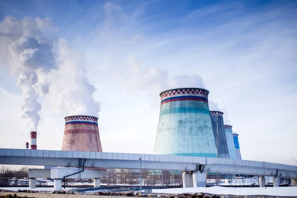 Photo Tuyaux Avec Fumée Pont Centrale Électrique Ville Pendant Journée — Photo