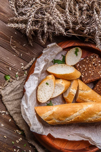 Bageta Čerstvý Chléb Misce Dřevěném Stole — Stock fotografie