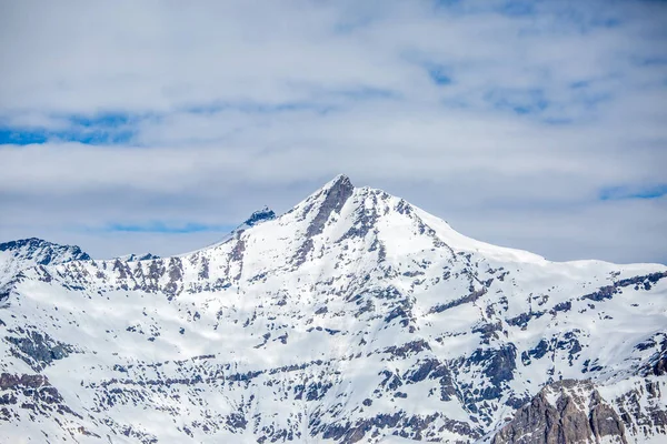 Kışın Öğleden Sonra Kar Dağlarının Fotoğrafı — Stok fotoğraf