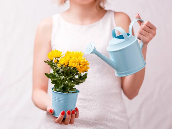 Photo Woman Holding Pot Yellow Flower Watering Can Close — Stock Photo, Image