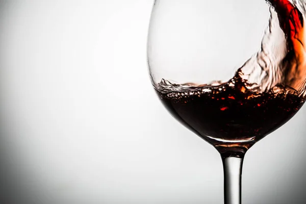 黒の空の背景にワイングラスの閉鎖に注がれた赤ワイン — ストック写真